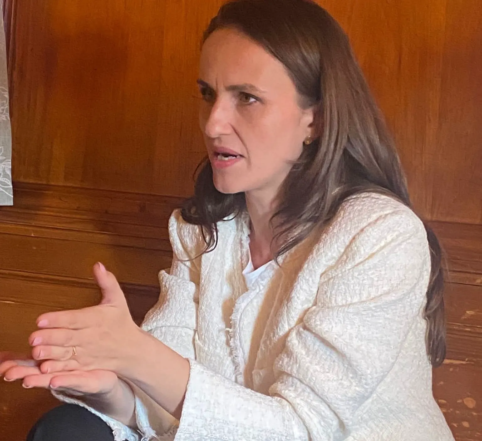 Daciana Sârbu o amenință pe Oana Țoiu cu proces. Consulul României în Dubai se scuză: „Eram pe trei telefoane”