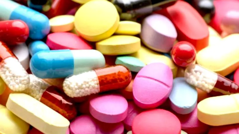 O soție îngrijorată că soțul ei a luat o pastilă din greșeală, cere sfatul medicului. Răspunsul acestuia e genial