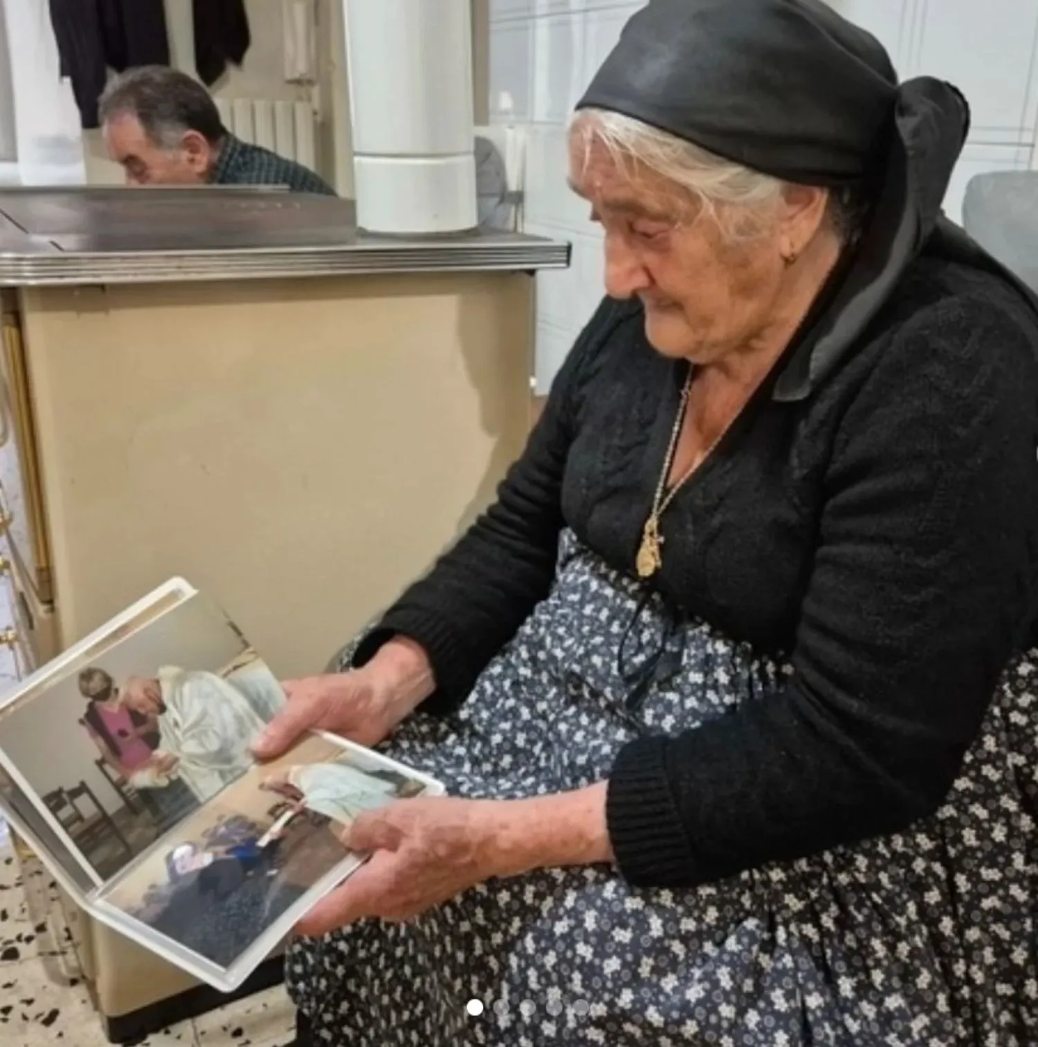 Ultima regină a Italiei. Povestea femeii care poartă zilnic costumul tradițional vechi de secole