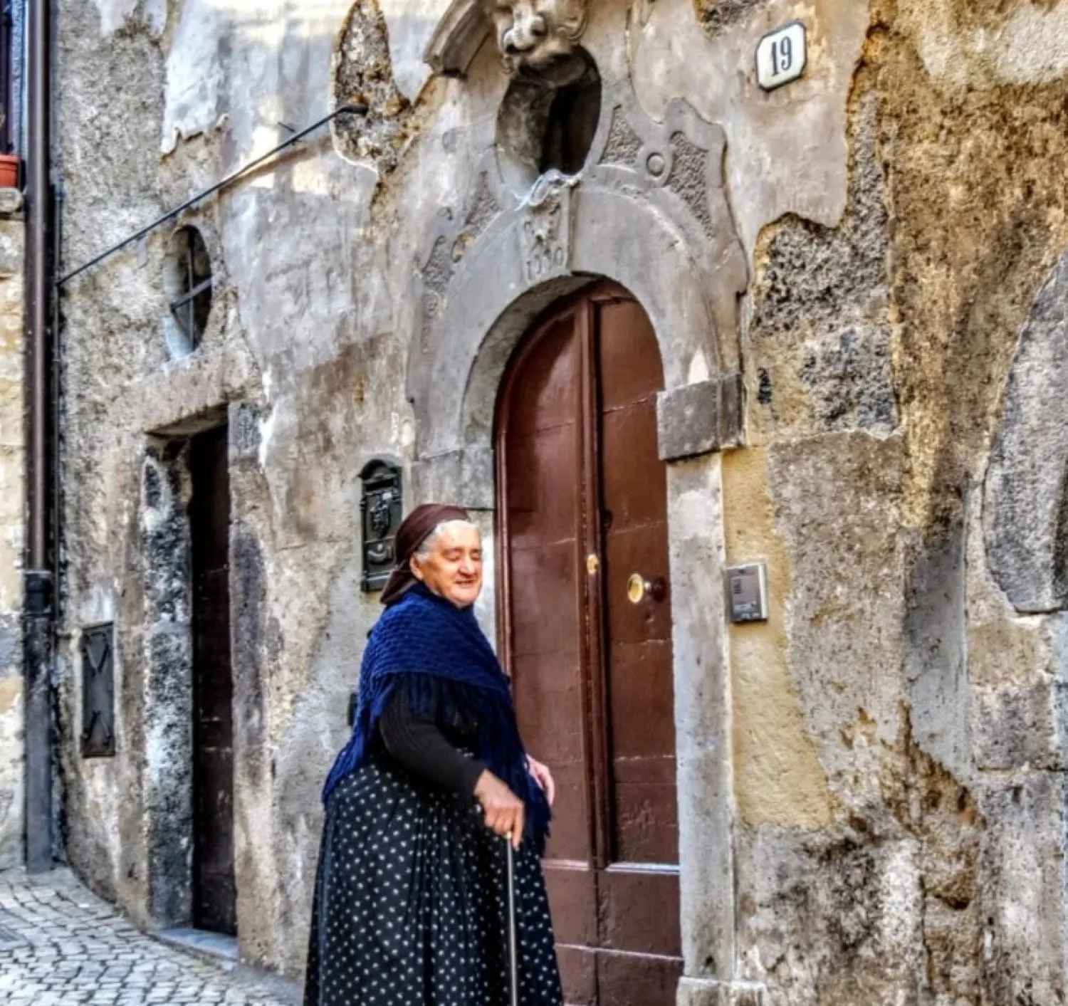 Ultima regină a Italiei. Povestea femeii care poartă zilnic costumul tradițional vechi de secole