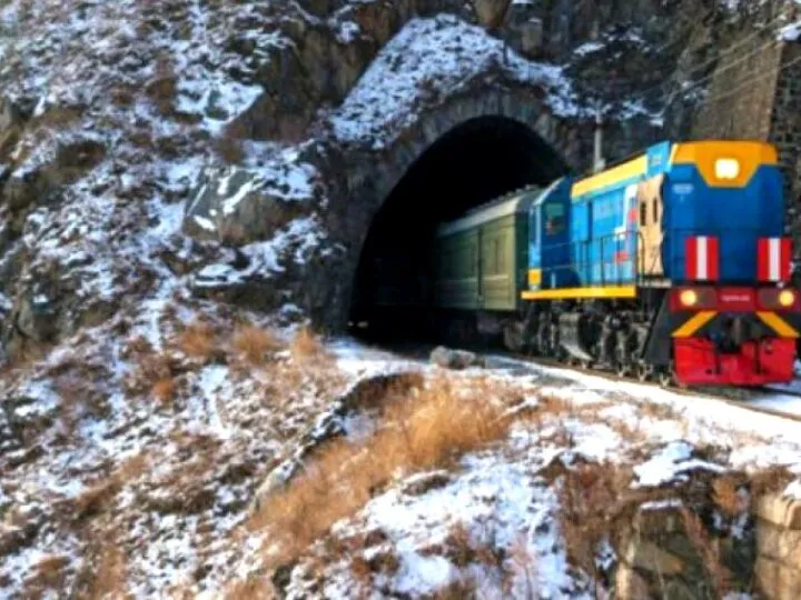 Bancul zilei. Undeva prin Siberia. De ce nu pleacă trenul? Au schimbat locomotiva. E genială continuarea