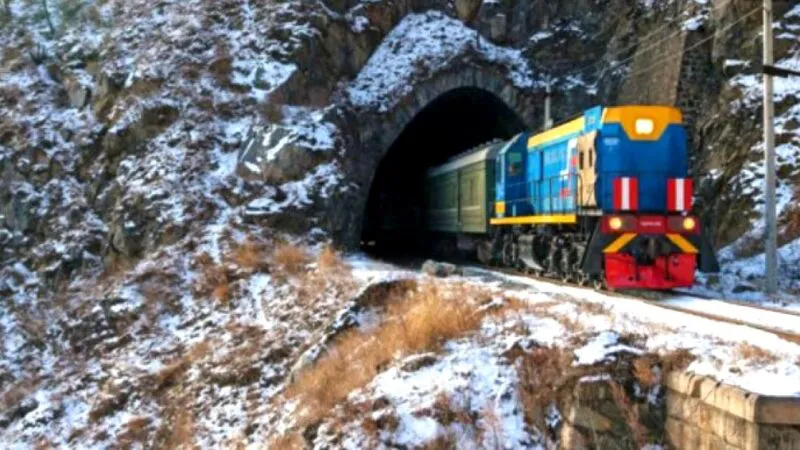 Bancul zilei. Undeva prin Siberia. De ce nu pleacă trenul? Au schimbat locomotiva. E genială continuarea