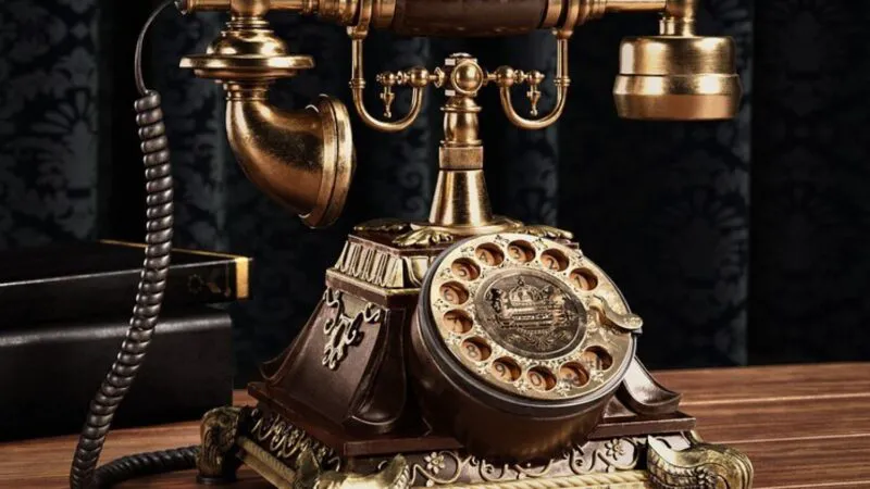 Bulă și-a uitat telefonul acasă. Când s-a întors de la serviciu, a găsit 2 mesaje: unul de la amantă, altul de la nevastă