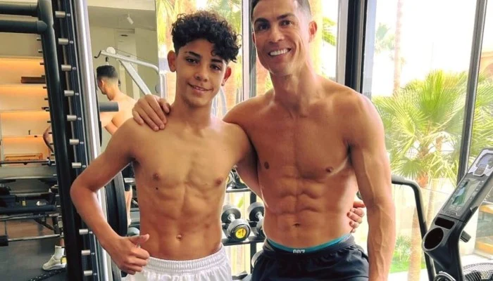 Fiul cel mare al lui Cristiano Ronaldo îi calcă pe urme, dar nu fără critici. Misterul nașterii sale persistă și azi
