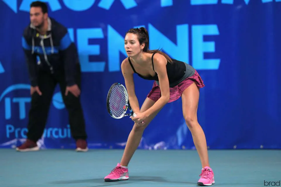 O tenismenă franceză, remarci la adresa operației de micșorare de sâni a Simonei Halep. A dat-o drept exemplu 