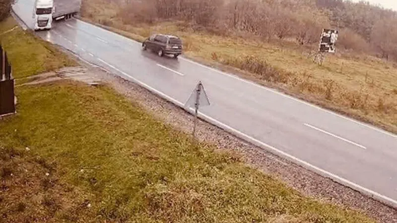 Preoții fac scut în jurul copiilor victimei. Cine erau cei doi bărbați din mașina strivită de TIR, tragedia care a șocat România
