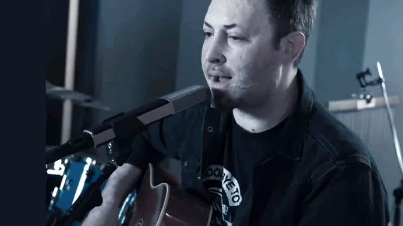 Singurul supraviețuitor al formației Goodbye to Gravity de la Colectiv cere ajutor. La 10 ani de la nenorocire Andrei Găluț are nevoie de sprijin financiar