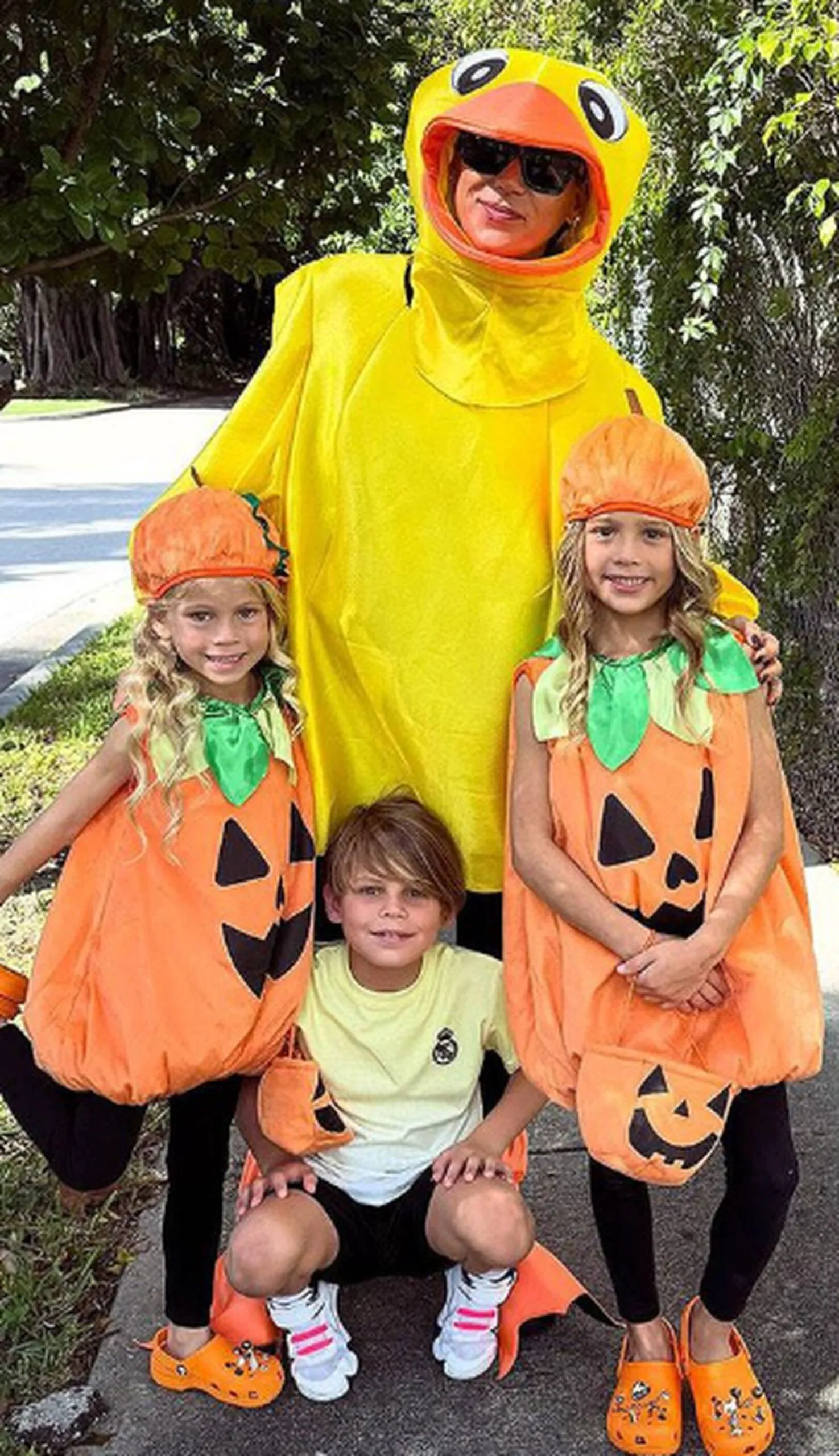 Anna Kournikova oferă o imagine rară din viața de mamă. Familia se pregătește intens pentru Halloween