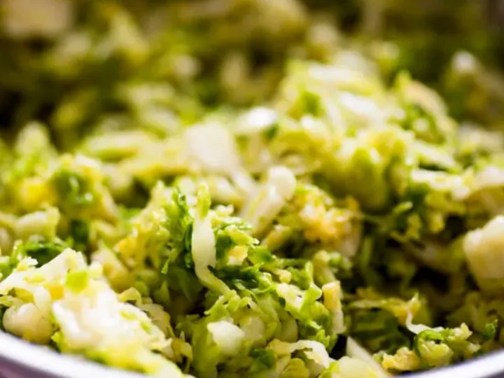 Salată de varză de Bruxelles cu alune și brânză de capră. Rețeta unei toamne aromate