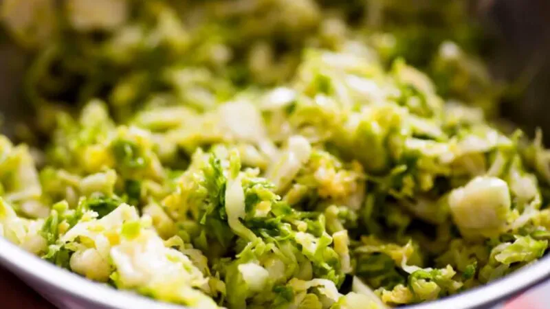 Salată de varză de Bruxelles cu alune și brânză de capră. Rețeta unei toamne aromate