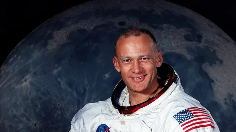 Legendarul astronaut Buzz Aldrin, găsit în agonie după moartea soției românce. A fost salvat de prieteni și plasat într-un centru special