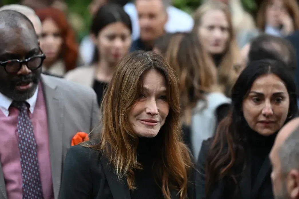 Carla Bruni, în lacrimi când și-a condus soțul spre închisoare. Sarkozy, fostul președinte al Franței, a provocat un ultim miting