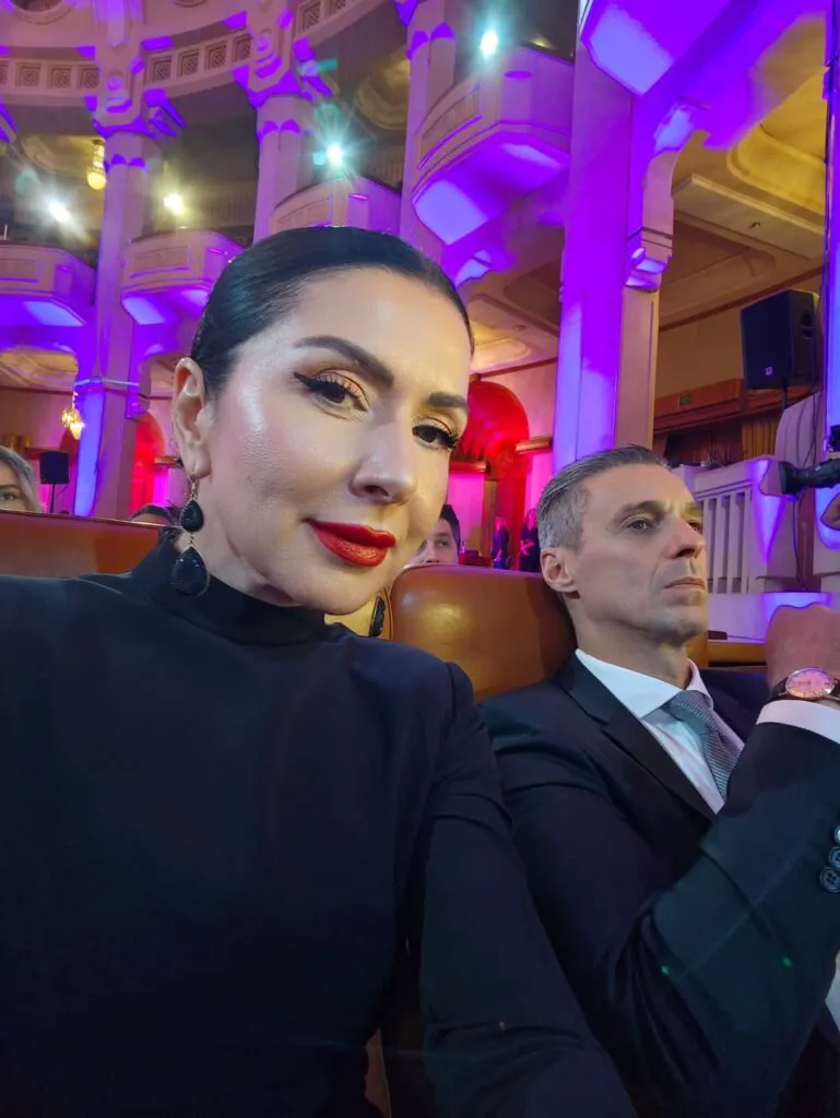 Carmen Brumă, năucitoare alături de Mircea Badea. Știe cum să-l facă să nu aibă ochi pentru alte femei