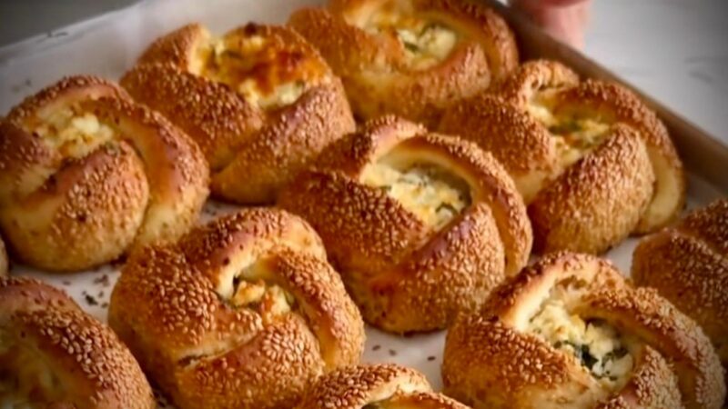 Chifle–trandafir pufoase, cu brânză și susan