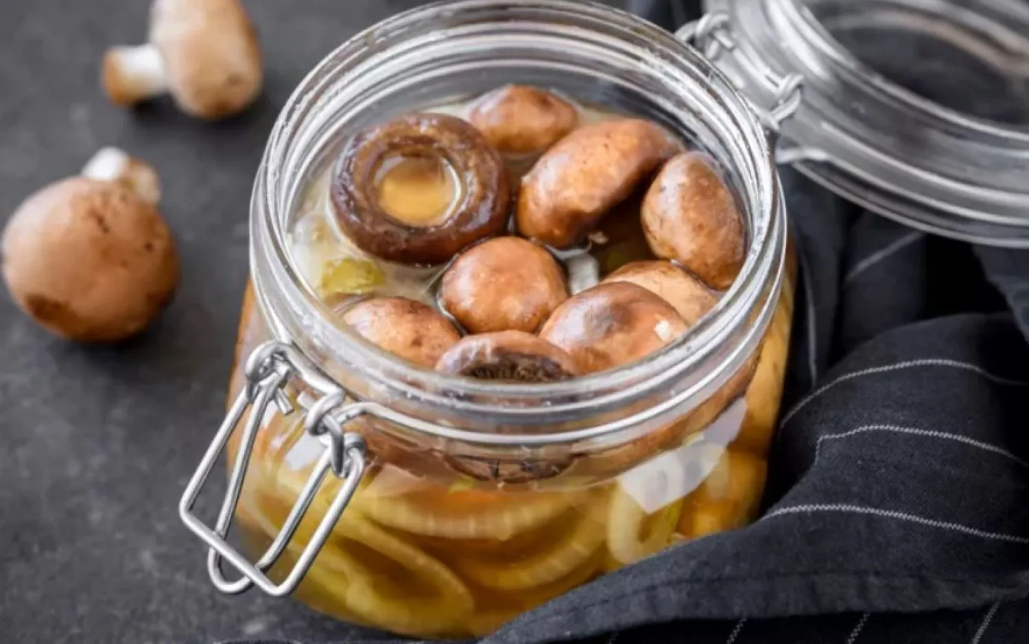 Salată de ciuperci murate, pregătită după rețeta delicioasă a celebrului scriitor rus Alexander Kuprin
