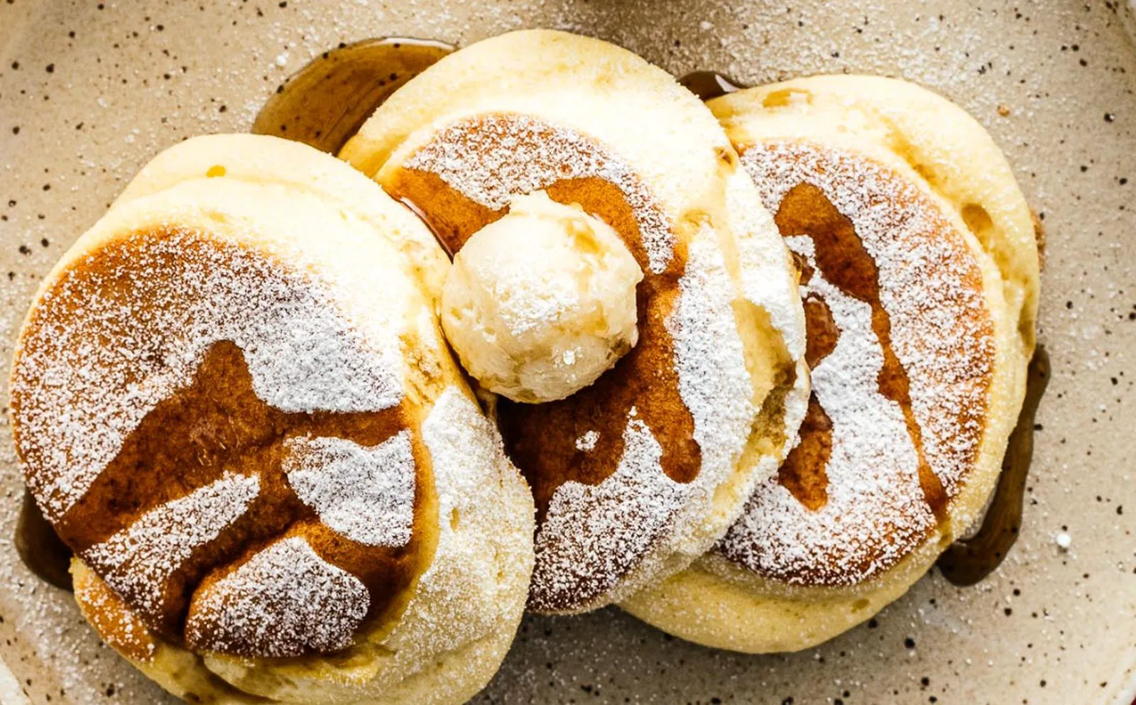 Clătite pufoase japoneze, ușoare, aerate și atât de delicioase. Vă veți îndrăgosti de această rețetă