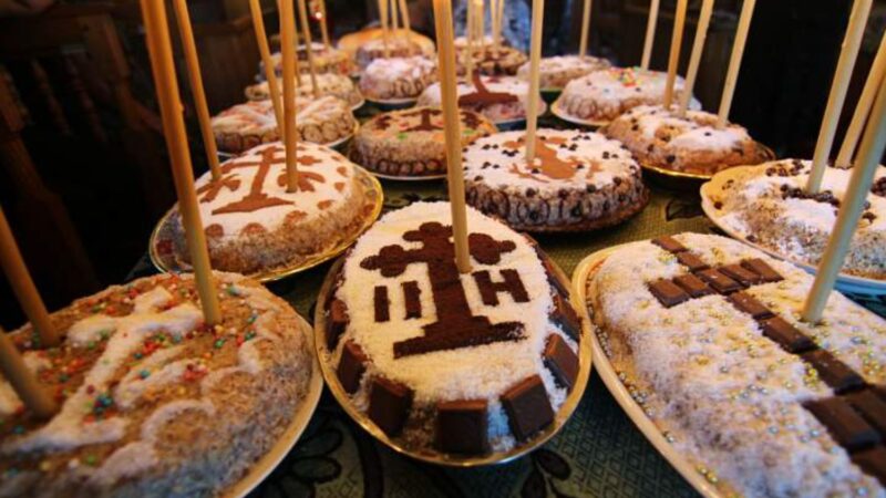 Tradiții puțin cunoscute de Moșii de toamnă: de la coliva cu petale de flori la bănuții norocoși