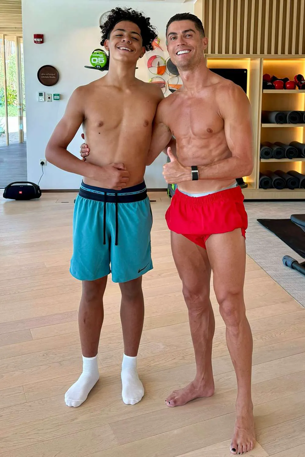 Fiul cel mare al lui Cristiano Ronaldo îi calcă pe urme, dar nu fără critici. Misterul nașterii sale persistă și azi