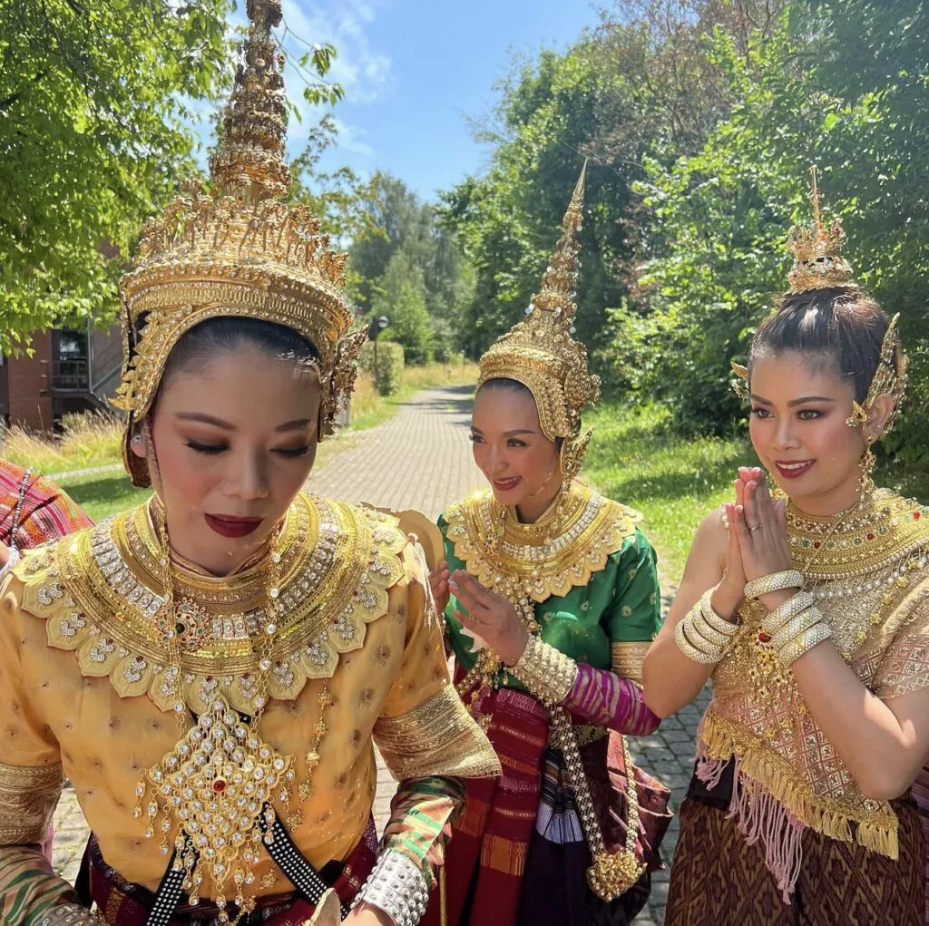 Prințul Andrew, distracție cu prostituate thailandeze, pe banii britanicilor. Secretele sunt deconspirate pe bandă rulantă