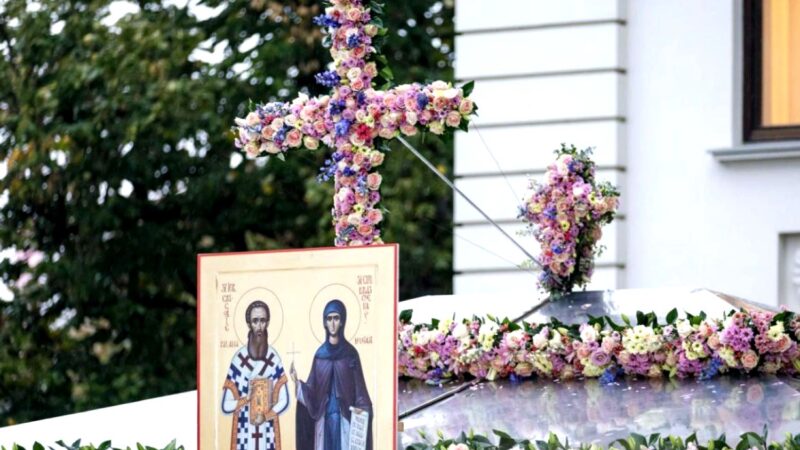 Iașiul s-a îmbrăcat de Sărbătoare: a început pelerinajul la Cuvioasa Parascheva. Ce semnifică florile de pe baldachinul Sfintei