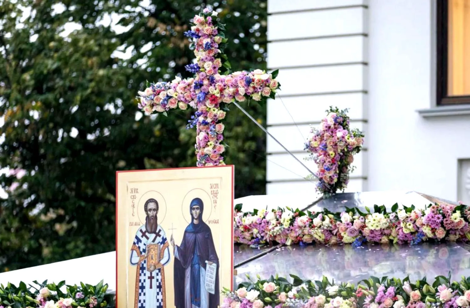 Iașiul s-a îmbrăcat de Sărbătoare: a început pelerinajul la Cuvioasa Parascheva. Ce semnifică florile de pe baldachinul Sfintei