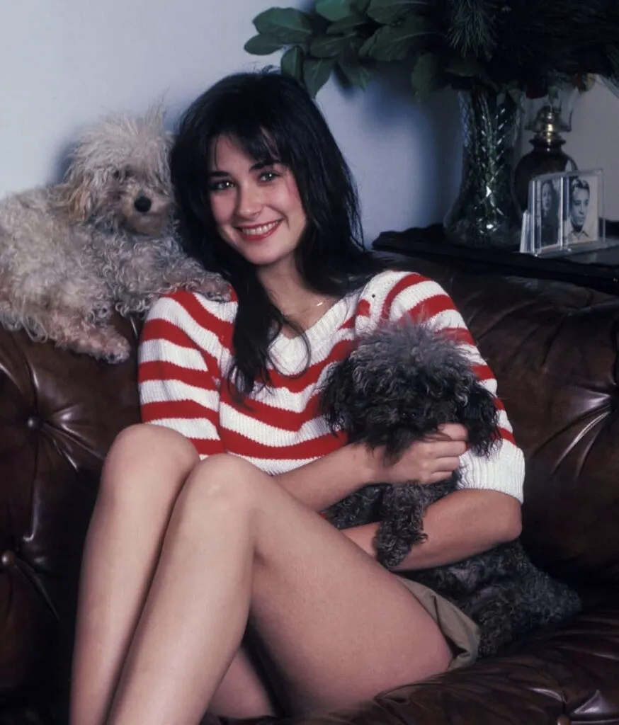 Până să ajungă vedetă, Demi Moore a făcut „munca de jos”. Muncea de la 14 ani ca să se întrețină.