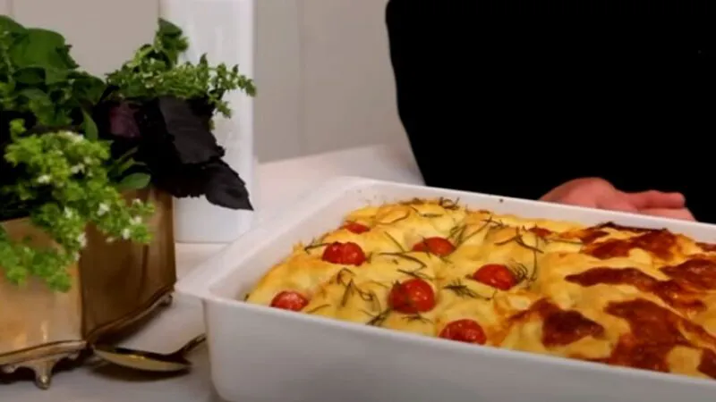 Focaccia, o pâine simplă, aromată, cu un gust irezistibil. Rețeta măicuțelor de la mănăstirea Valea Bistrei