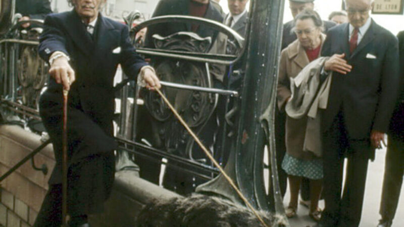 Spectacol pe străzile Parisului: Salvador Dalí și furnicarul său ținut în lesă în 1969