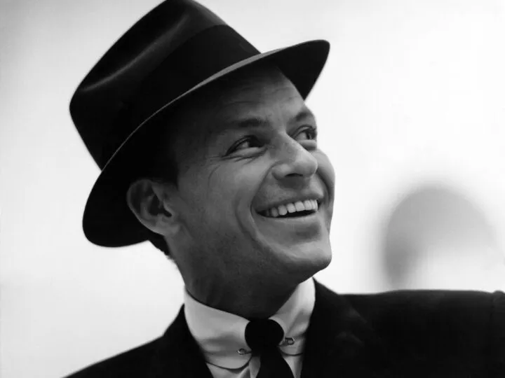 A fost cel mai puternic om din showbiz, dar un apel telefonic l-a frânt. Povestea celor zece monede ale lui Frank Sinatra