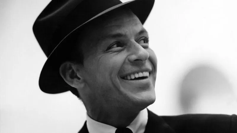 A fost cel mai puternic om din showbiz, dar un apel telefonic l-a frânt. Povestea celor zece monede ale lui Frank Sinatra