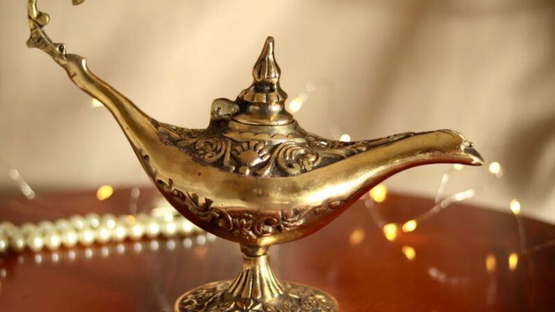 Bancul zilei. O femeie găsește lampa lui Aladdin. Imediat o freacă și, ca de obicei, un spiriduș iese din ea. Finalul e tare!