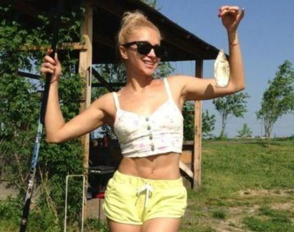Cântăreața Lora, o pescăriță simpatică. Cea mai recentă captură: un crap de șapte kilograme