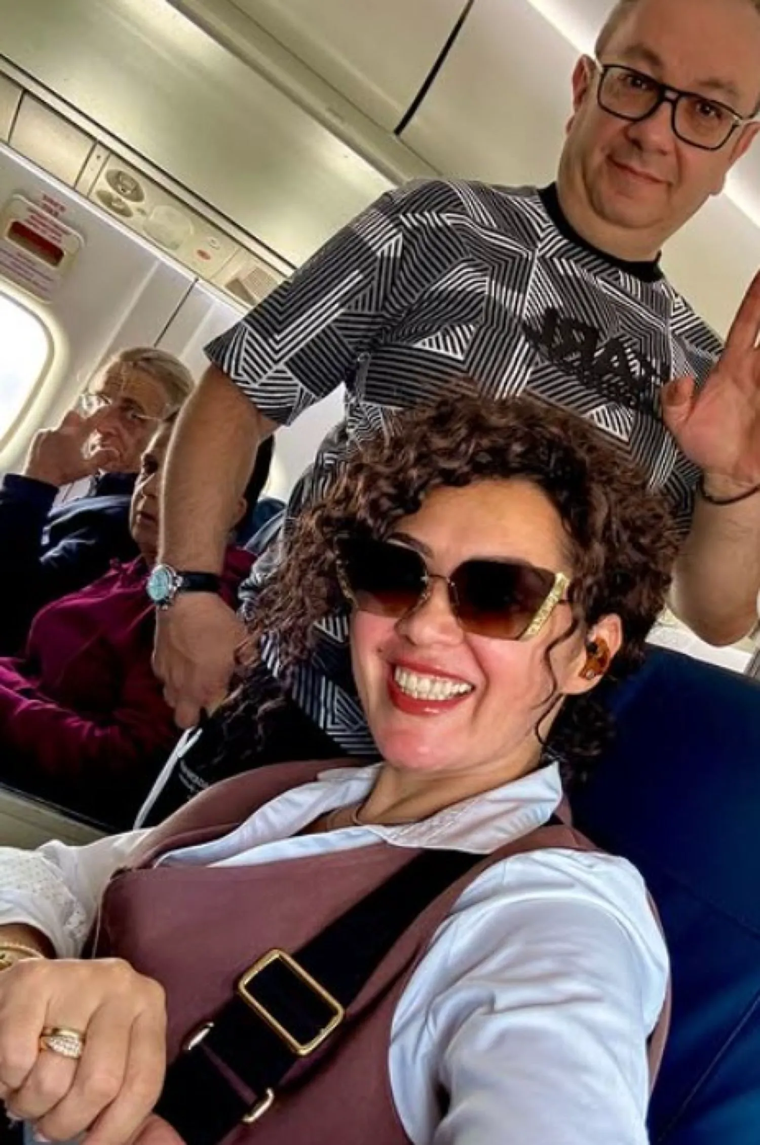 Minodora povestește cum și-a căutat soțul în urechi când s-a îndrăgostit de el. Prima întâlnire a fost un dezastru