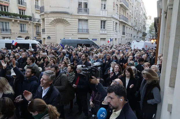 Carla Bruni, în lacrimi când și-a condus soțul spre închisoare. Sarkozy, fostul președinte al Franței, a provocat un ultim miting