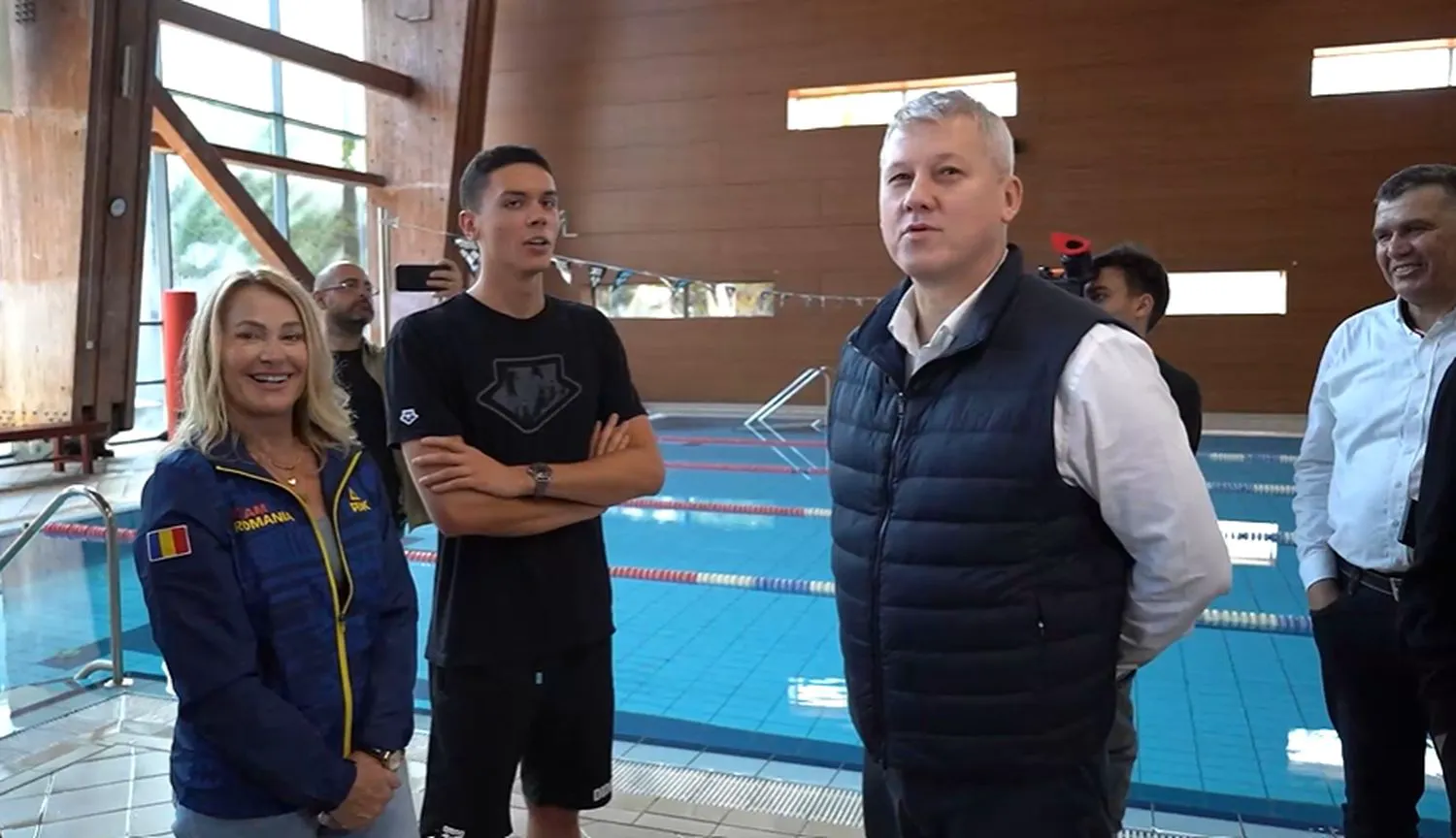Regina gimnasticii Nadia Comăneci și steaua înotului mondial, David Sub deviza „Fii și tu campion!”, CS Dinamo a fost gazda unui eveniment inedit, care a împletit distracția cu educația sportivă, oferind participanților ateliere interactive și demonstrații practice în discipline variate. Vedetele zilei au fost regina gimnasticii Nadia Comăneci și steaua înotului mondial, David Popovici., vedetele evenimentului „Fii și tu campion”