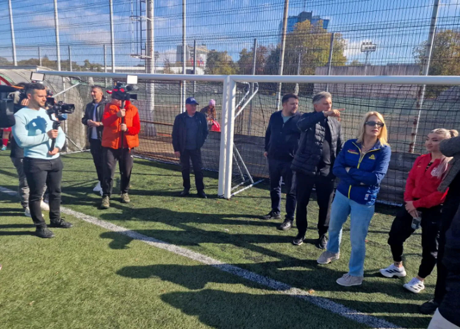 Regina gimnasticii Nadia Comăneci și steaua înotului mondial, David Sub deviza „Fii și tu campion!”, CS Dinamo a fost gazda unui eveniment inedit, care a împletit distracția cu educația sportivă, oferind participanților ateliere interactive și demonstrații practice în discipline variate. Vedetele zilei au fost regina gimnasticii Nadia Comăneci și steaua înotului mondial, David Popovici., vedetele evenimentului „Fii și tu campion”