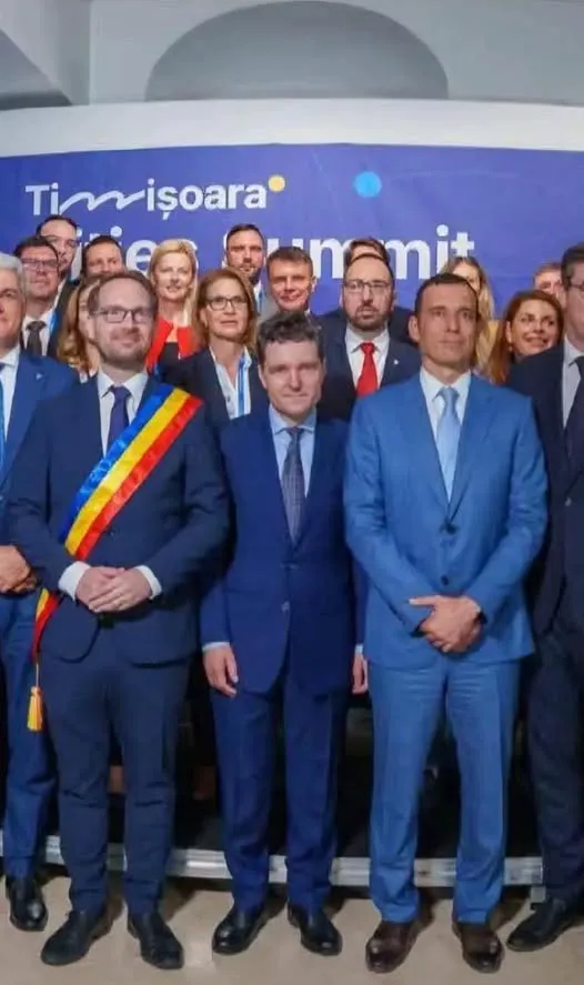 Enigma unei fotografii. Am aflat cine l-a înghesuit pe președintele Nicușor Dan în poza de la Timișoara