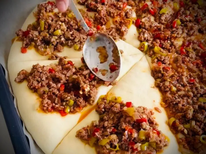 Rețetă de pizza turcească. E bună și caldă, și rece