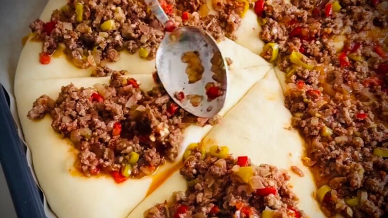 Rețetă de pizza turcească. E bună și caldă, și rece