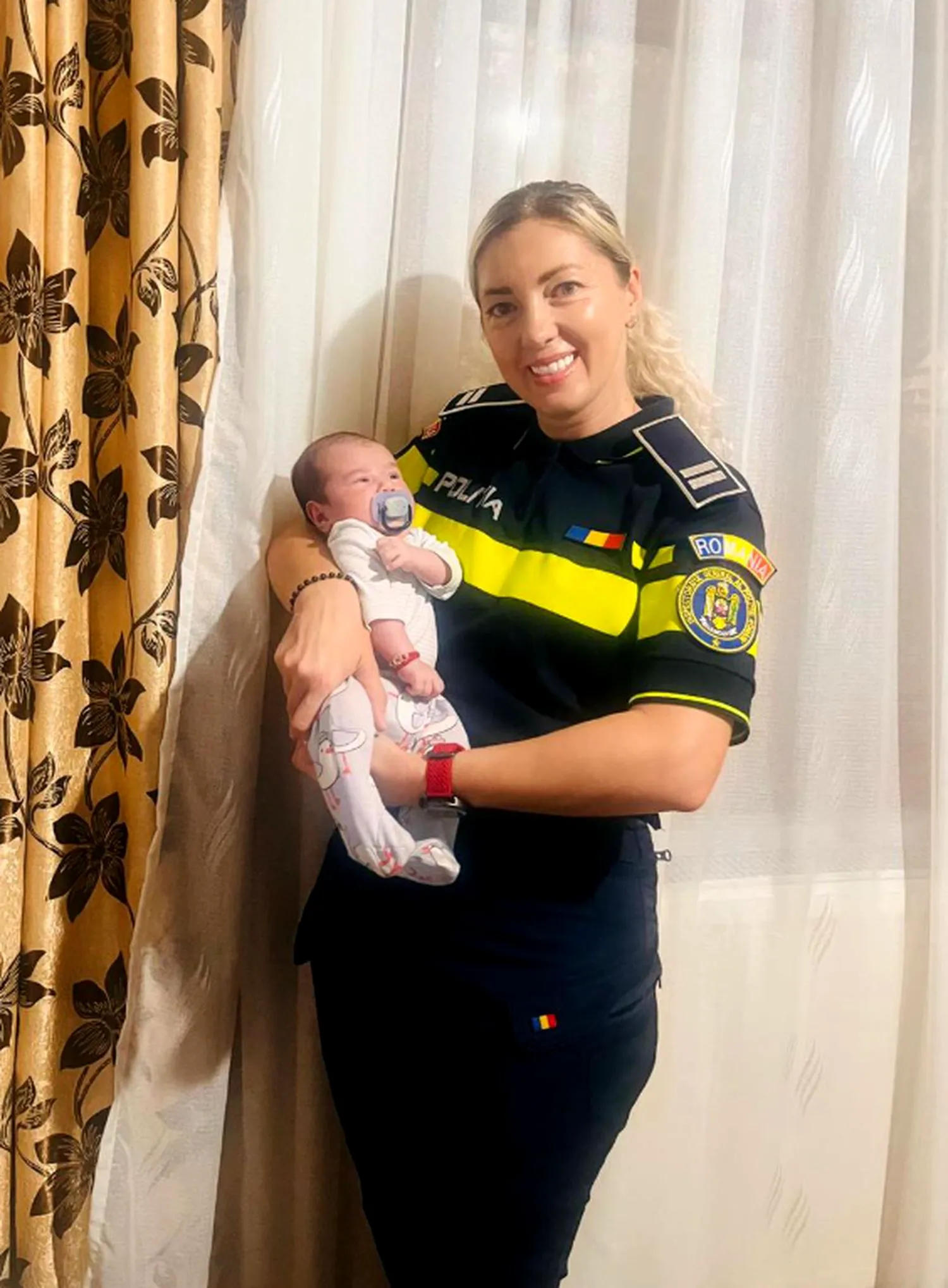 Eroină în pijamale. O polițistă din Prahova a salvat viața unui bebeluș de o lună, trezită noaptea de lătratul câinelui său