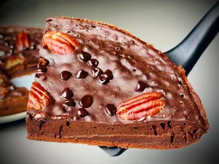 Brownie la tigaie – un desert ciocolatos, gata fără cuptor și fără vase murdare