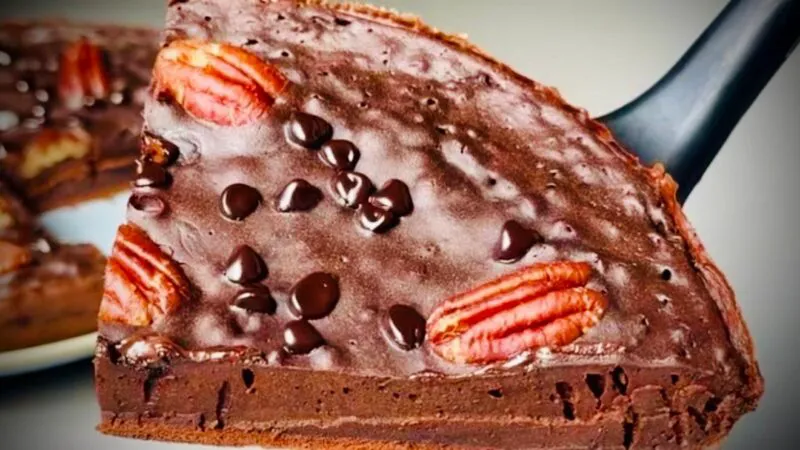 Brownie la tigaie – un desert ciocolatos, gata fără cuptor și fără vase murdare