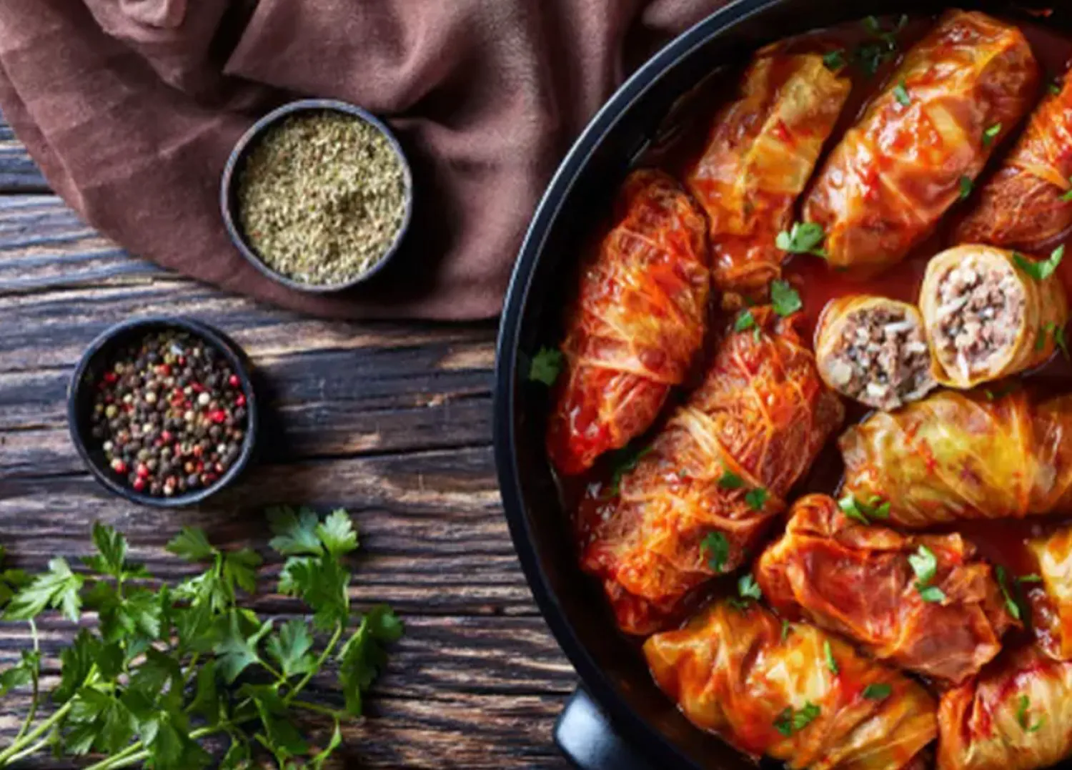 Tradiții necunoscute de Moșii de toamnă: de la coliva cu petale de flori la bănuții norocoși