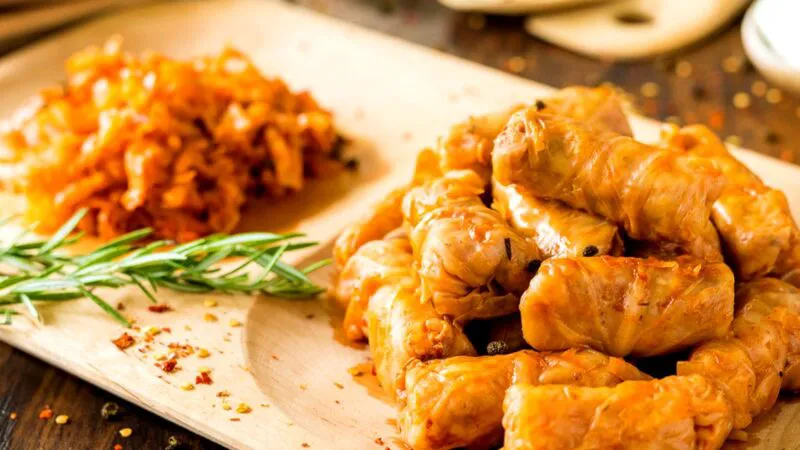 Bancul zilei. Cum gătești corect sarmale. Cumpără carne, varză, orez și pălincă. Bea un pahar cu pălincă, apoi…