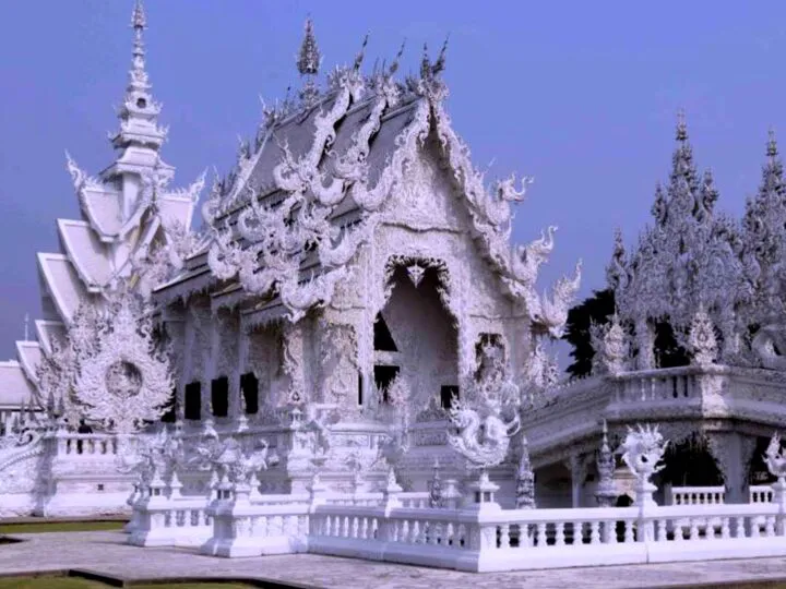 Templul alb din Thailanda a fost construit ca dar pentru Buddha. Aspectul său ireal îl face unic în lume