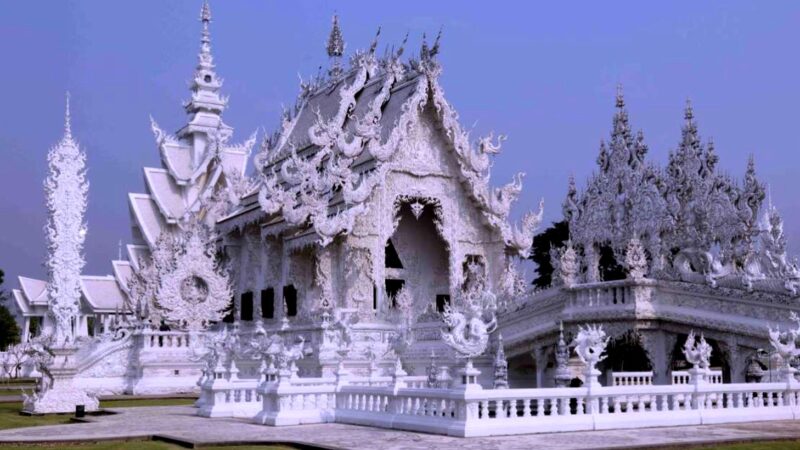 Templul alb din Thailanda a fost construit ca dar pentru Buddha. Aspectul său ireal îl face unic în lume