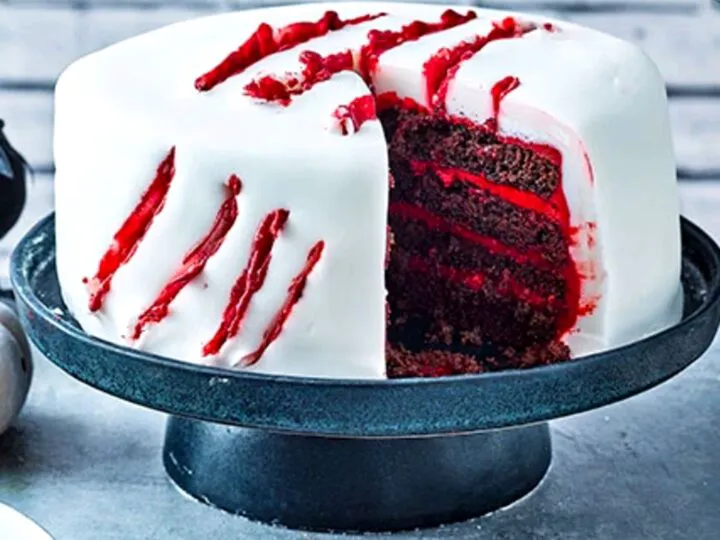 Tort delicios de Halloween, cu umplutură „sângeroasă”. O rețetă care nu se uită