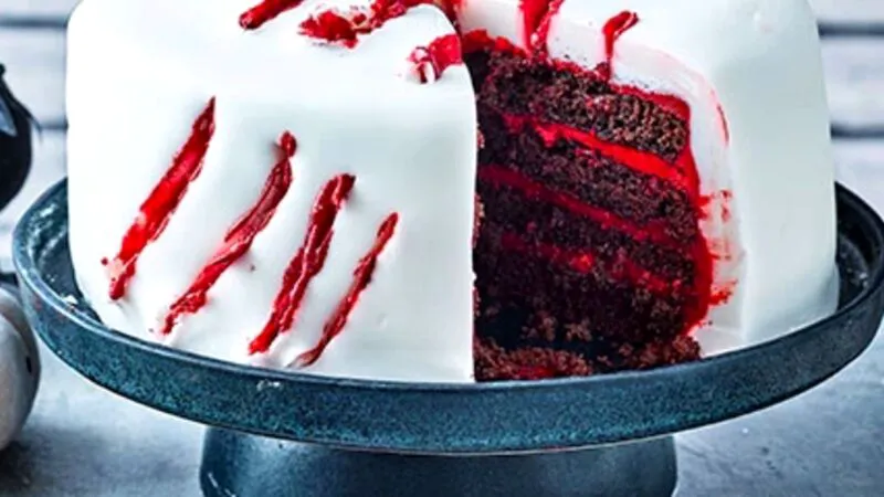 Tort delicios de Halloween, cu umplutură „sângeroasă”. O rețetă care nu se uită