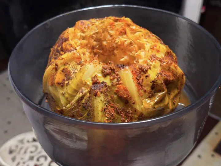Cum se prepară rețeta virală „Cabbage boil” – varză aromată la cuptor