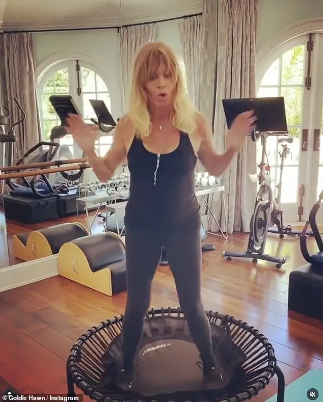 Goldie Hawn surprinde la 80 de ani! Își menține farmecul legendar cu câteva trucuri ieftine de frumusețe 